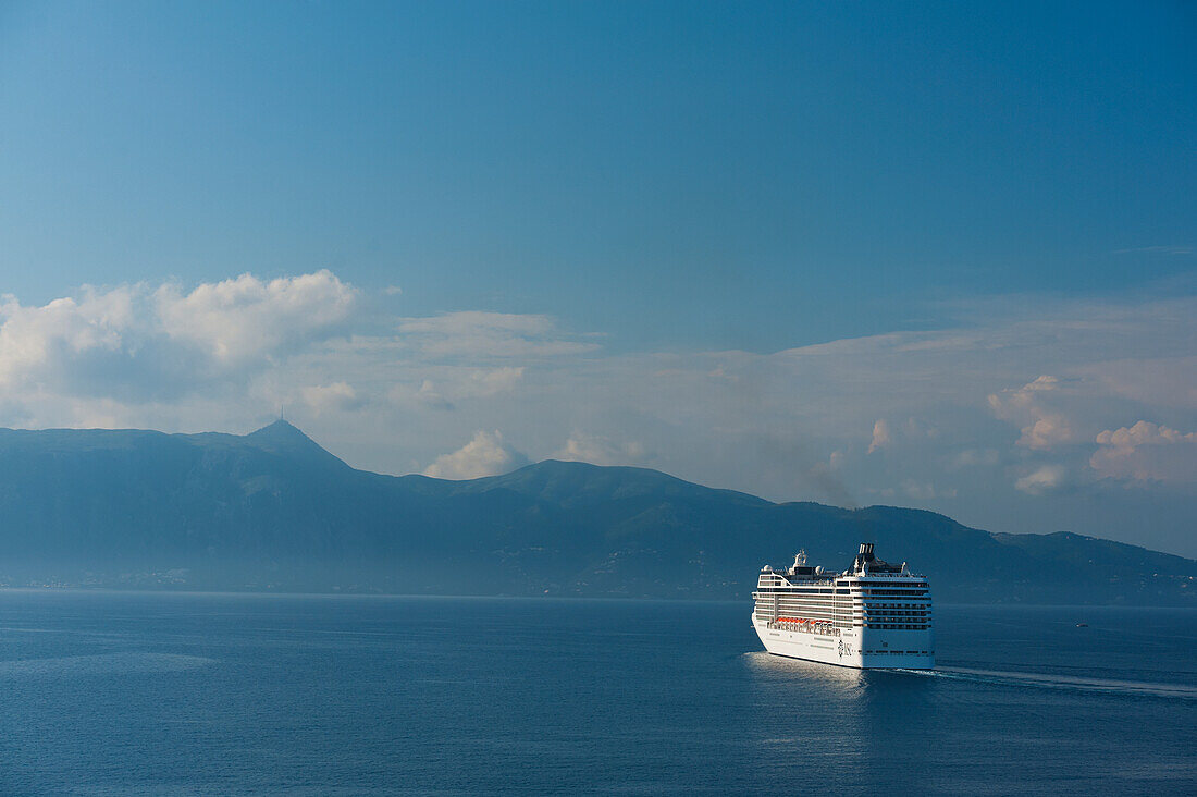 Griechenland, Großes Kreuzfahrtschiff; Korfu