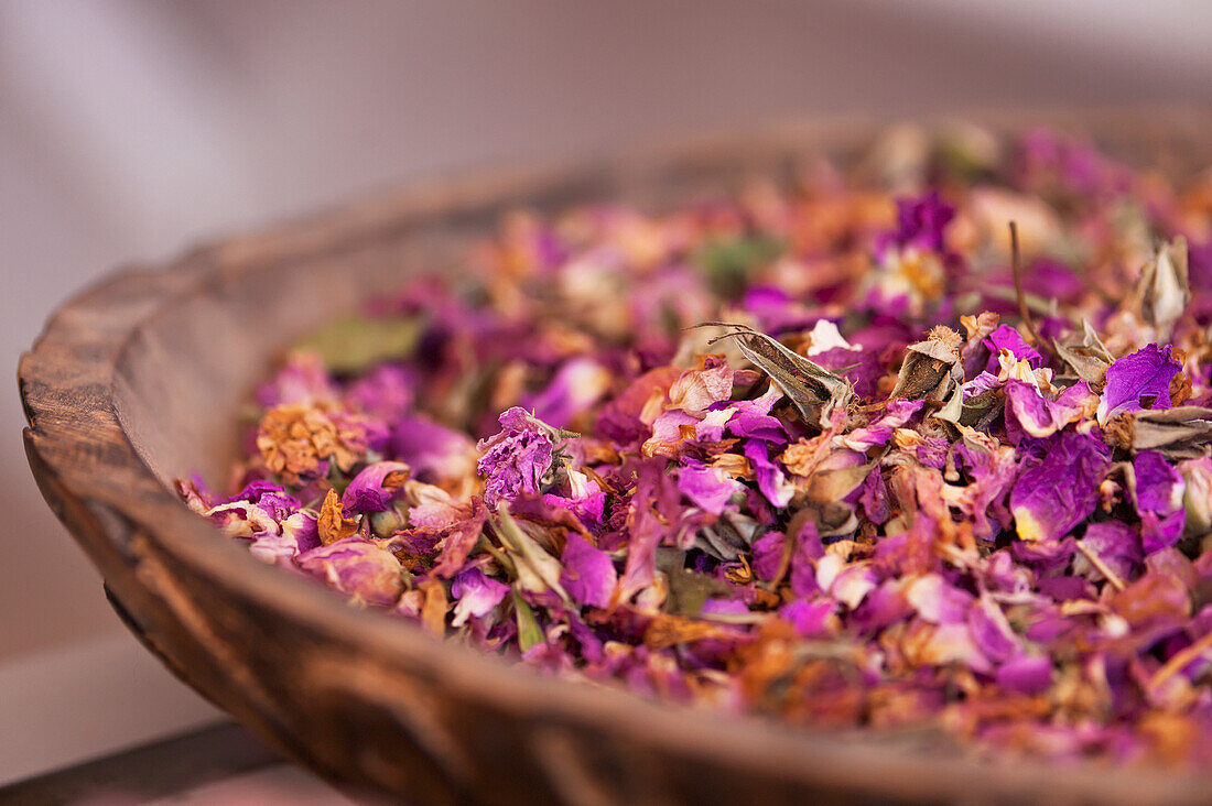 Marokko, Tal der Rosen, Schale mit getrockneten Rosen im Laden; Kalaat M'Gouna