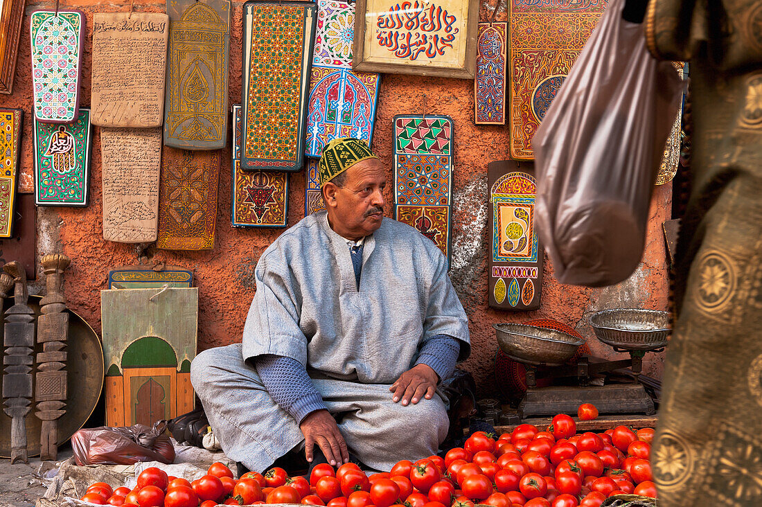 Marokko, Mann verkauft Tomaten auf dem Souk; Marrakech