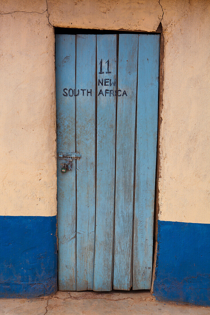 Zimmertür in billigem Hotel; Kenia