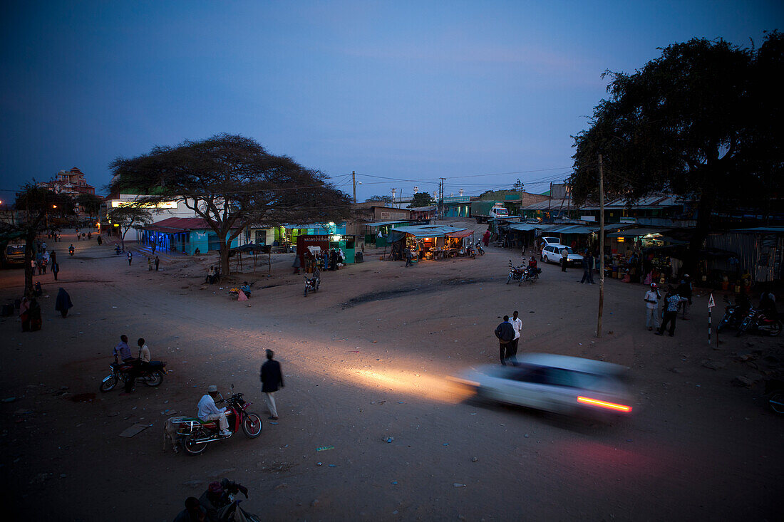 Kenia, Nächtliche Szene in der Grenzstadt an der Grenze zwischen Kenia und Äthiopien; Moyale