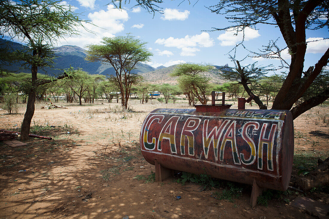 Lokales Autowaschanlagenschild auf Wassertank gemalt; Kenia