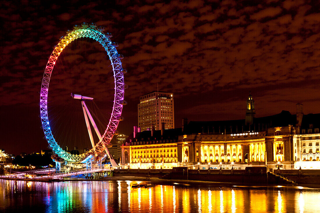 Big Wheel alias London Eye beleuchtet mit den Regenbogenfarben während der Pride Night, London, Großbritannien