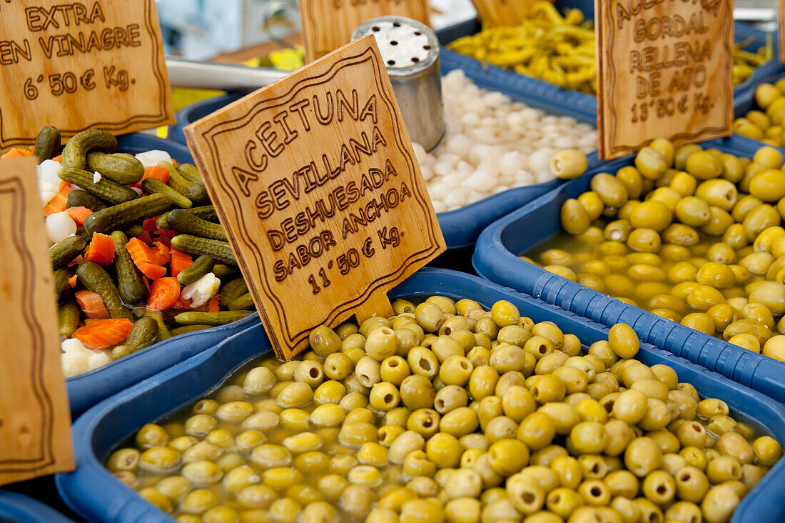 Oliven auf einem Straßenmarkt in Alcudia, Mallorca, Balearische Inseln, Spanien