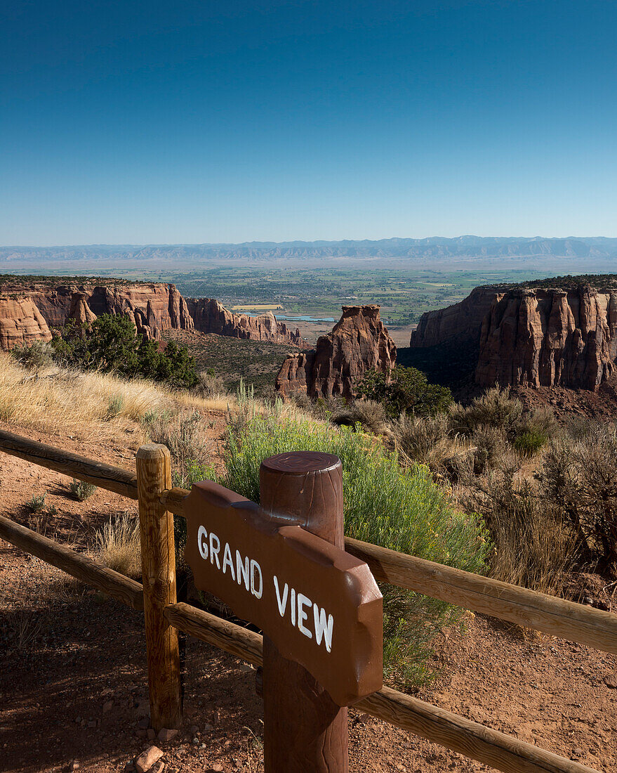 USA, Colorado, Herrliche Ausblicke auf steile Felsschluchten und Monolithen aus rotem Sandstein; Colorado National Monument