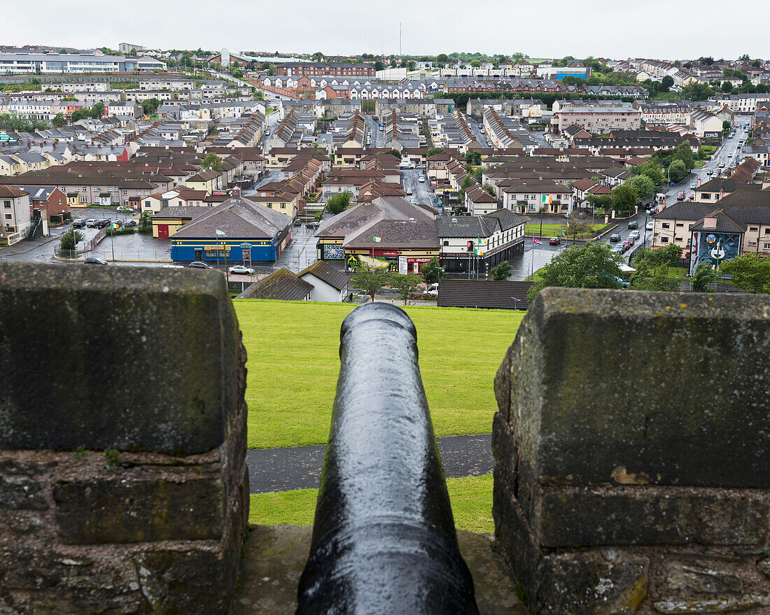 Vereinigtes Königreich, Nordirland, Grafschaft Londonderry, Doppelte Bastion auf der Stadtmauer mit Blick auf Bogside; Derry, Kanone bei der Belagerung von 1689 eingesetzt