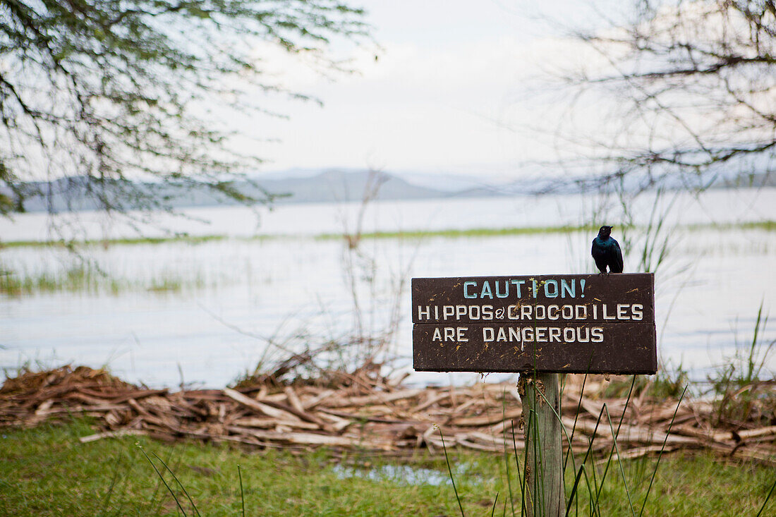 Kenia, Warnschild neben dem Lake Baringo; Rift Valley