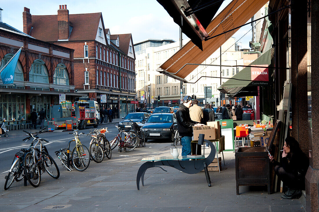 Geschäfte vor dem Spitalfields Market in East London, London, UK