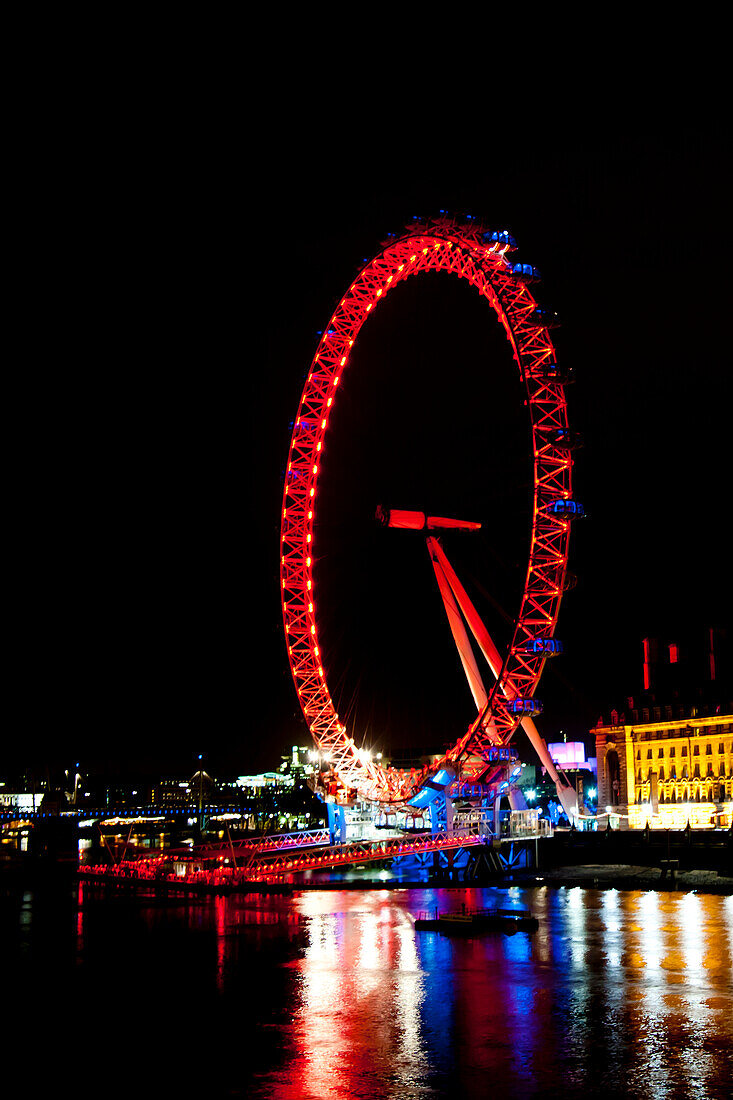 Riesenrad am Valentinstag in der Nacht, London, Großbritannien