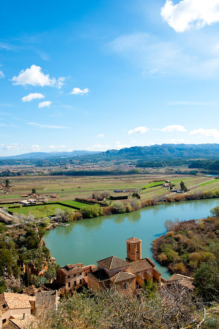 Blick auf Miravet und den Fluss Ebro von der Burg aus, Miravet, Tarragona, Spanien