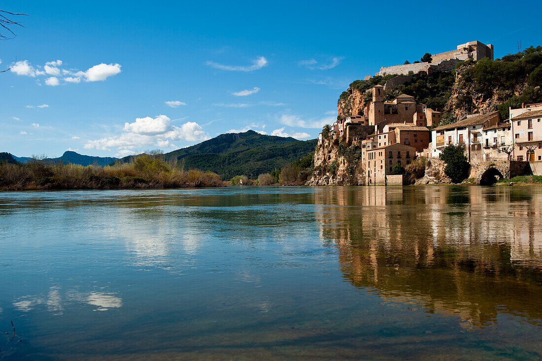 Ansichten von Miravet, Ebro und Schloss, Miravet, Tarragona, Spanien