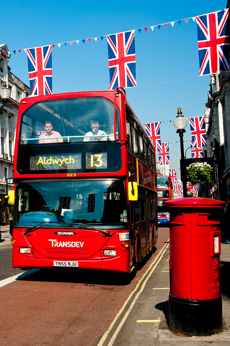 Union Jacks schmücken die Regent Street im Zentrum von London, London, Vereinigtes Königreich