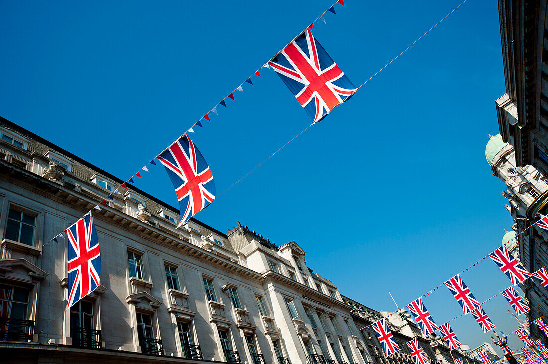 Union Jacks beim Schmücken der Regent Street im Zentrum von London, London, UK