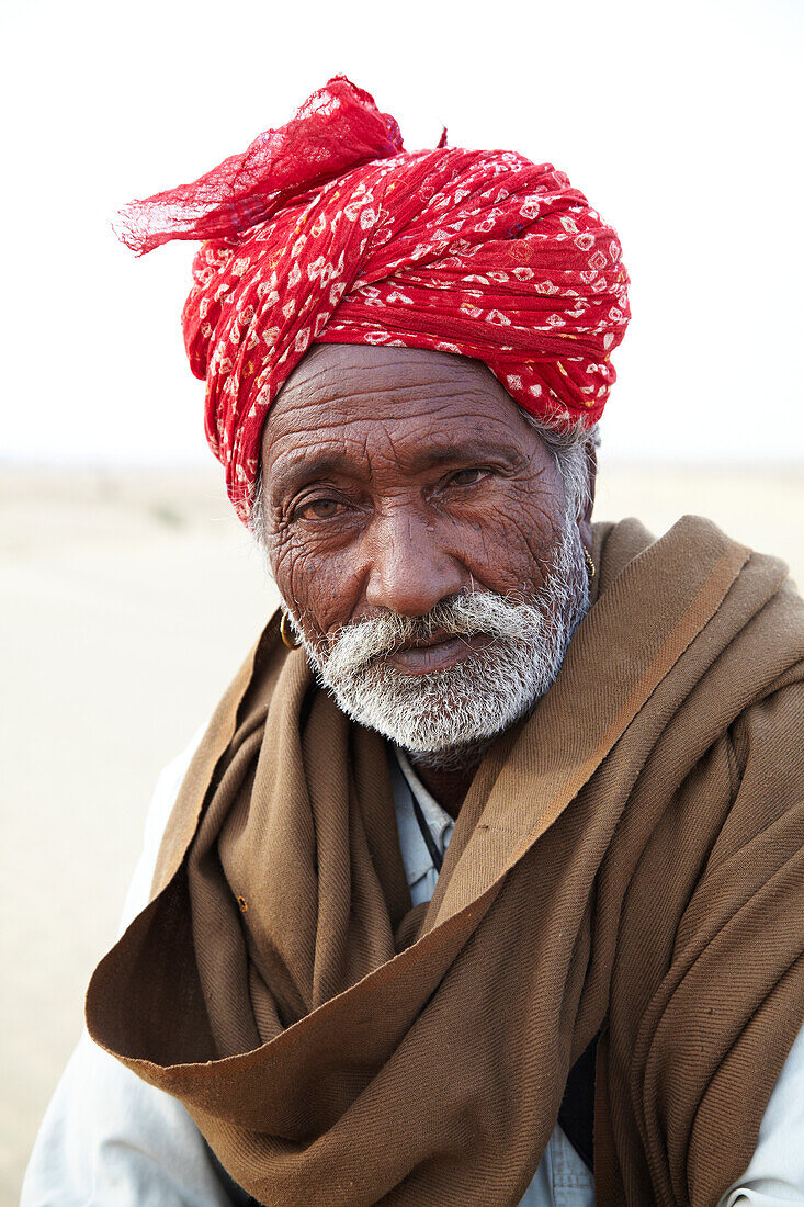 Kamelführer in der Wüste Thar bei Jaisalmer Rajasthan Indien