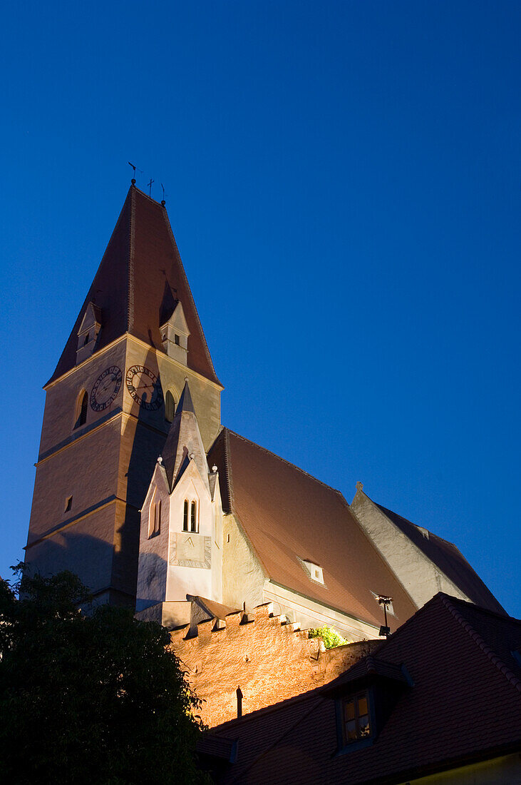 Europa, Niederösterreich, Wachau, Weißenkirchen Dorf Pfarrkirche Abenddämmerung