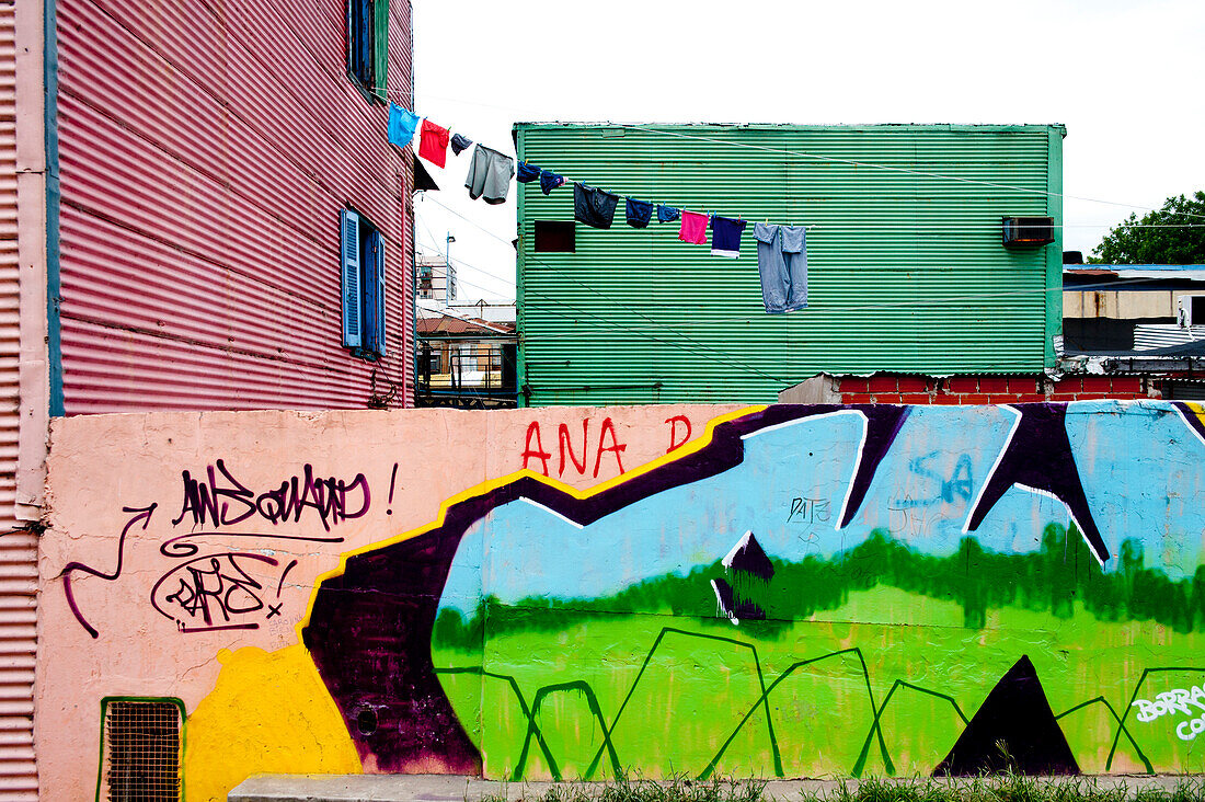 Wäsche trocknen in Caminito, La Boca, Buenos Aires, Argentinien