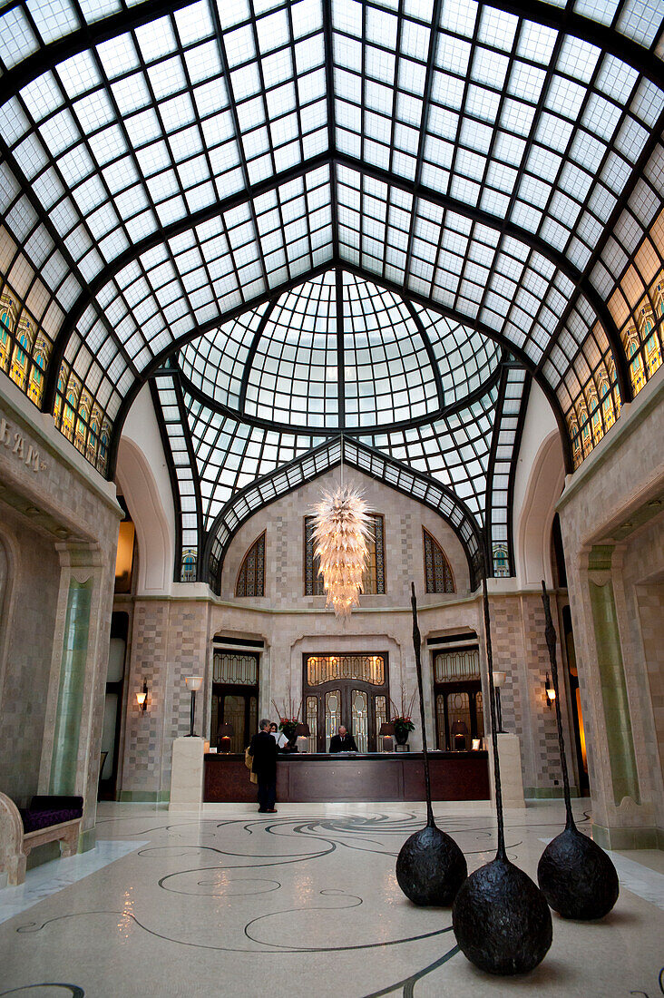 Innenraum des Gresham Palace, jetzt ein Four Seasons Hotel, berühmt für seine Jugendstilarchitektur, Budapest, Ungarn