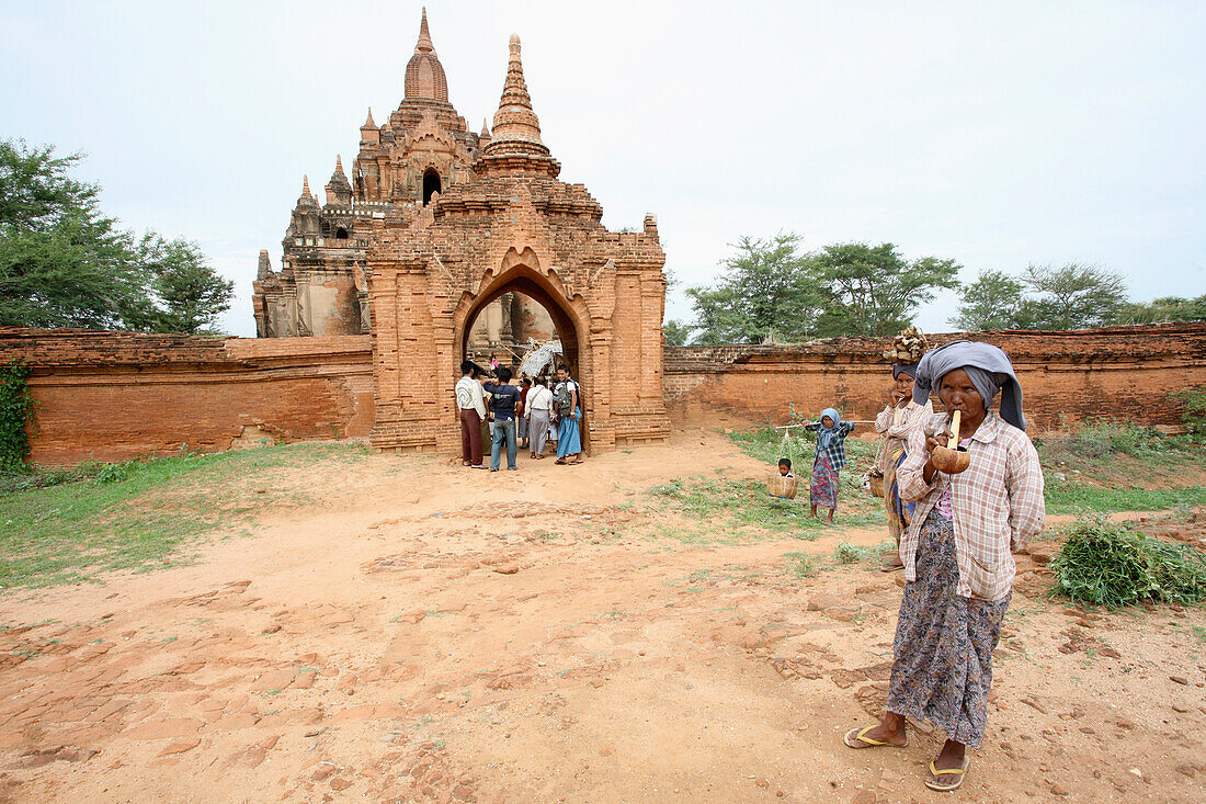 Birma, Einheimischer Dorfbewohner und Pagode; Bagan