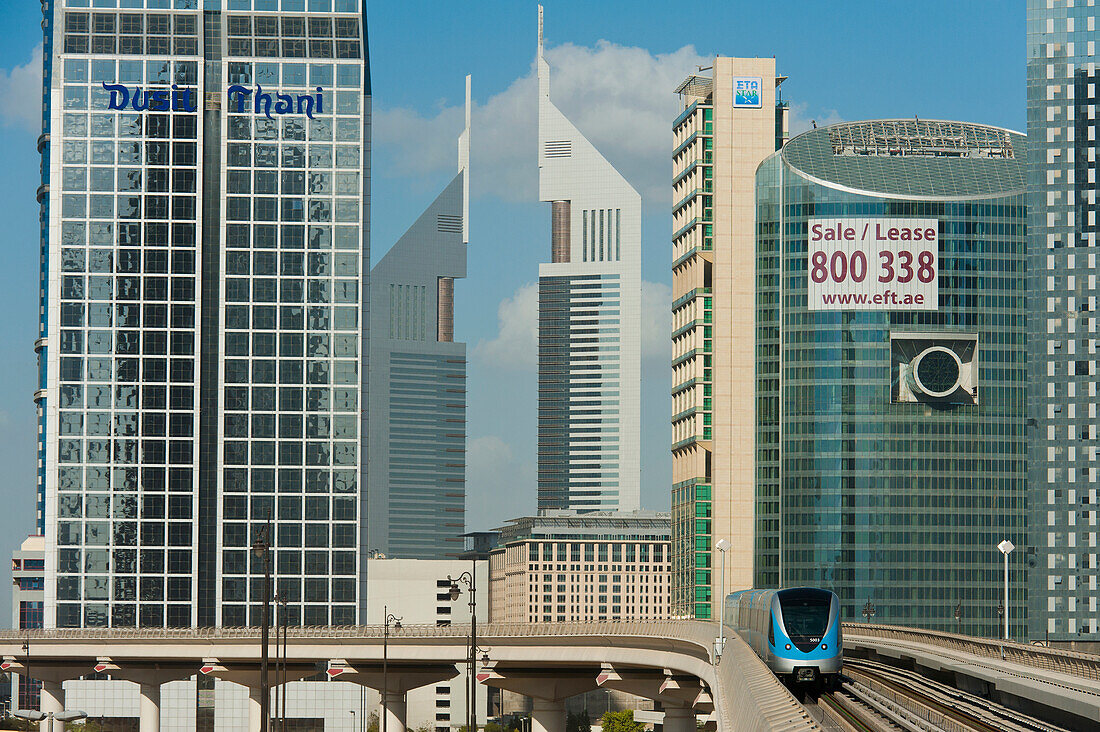 Dubai, Uaetrain vor Bürogebäuden