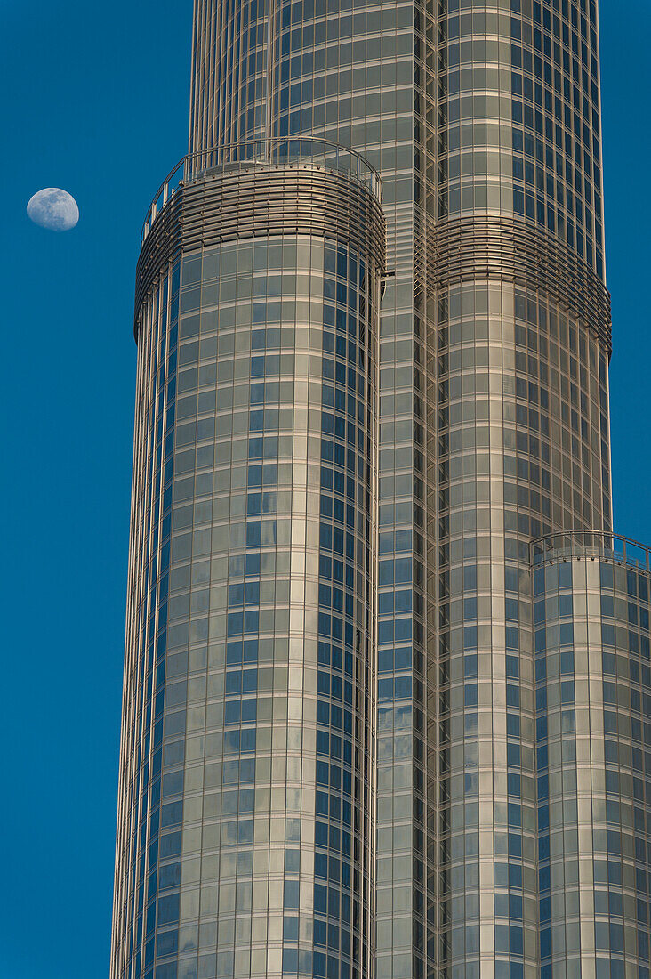 Dubai, Uae.Detail des Burj Khalifa mit aufgehendem Mond im Hintergrund