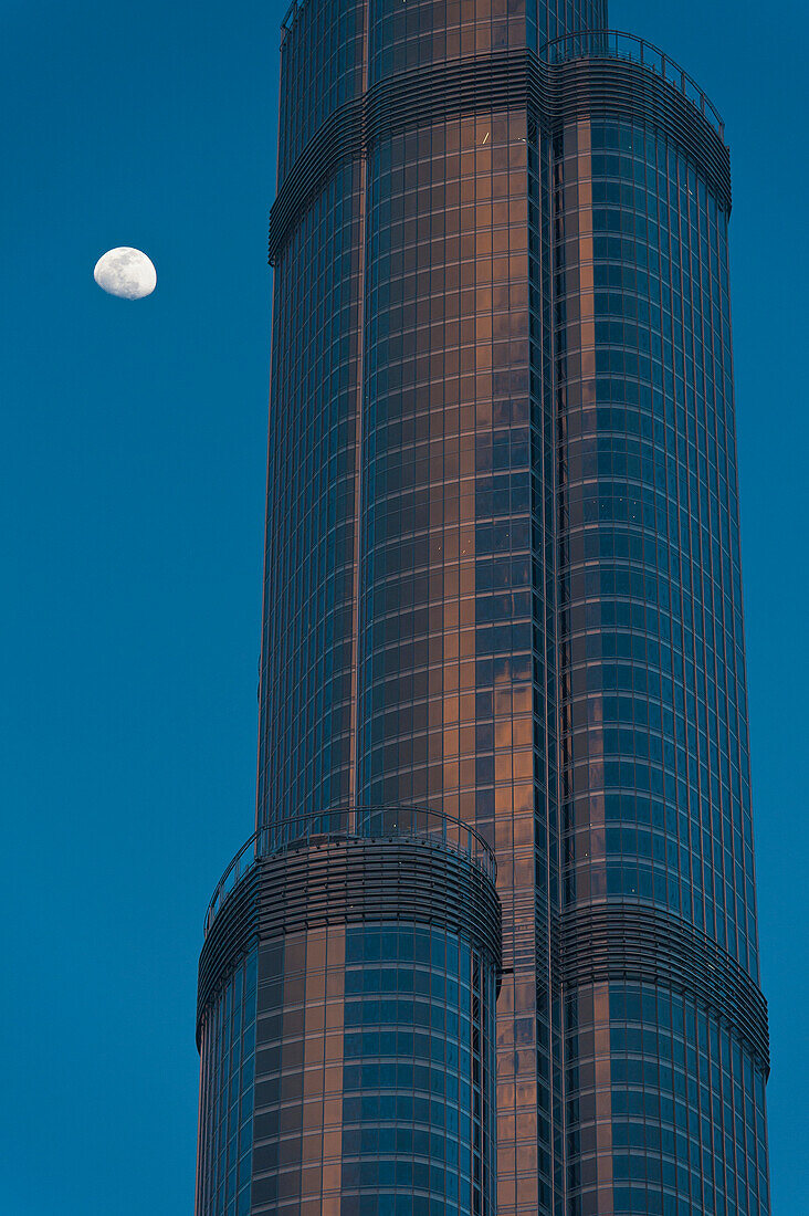 Dubai, UaDetail des Burj Khalifa mit dahinter aufsteigendem Mond