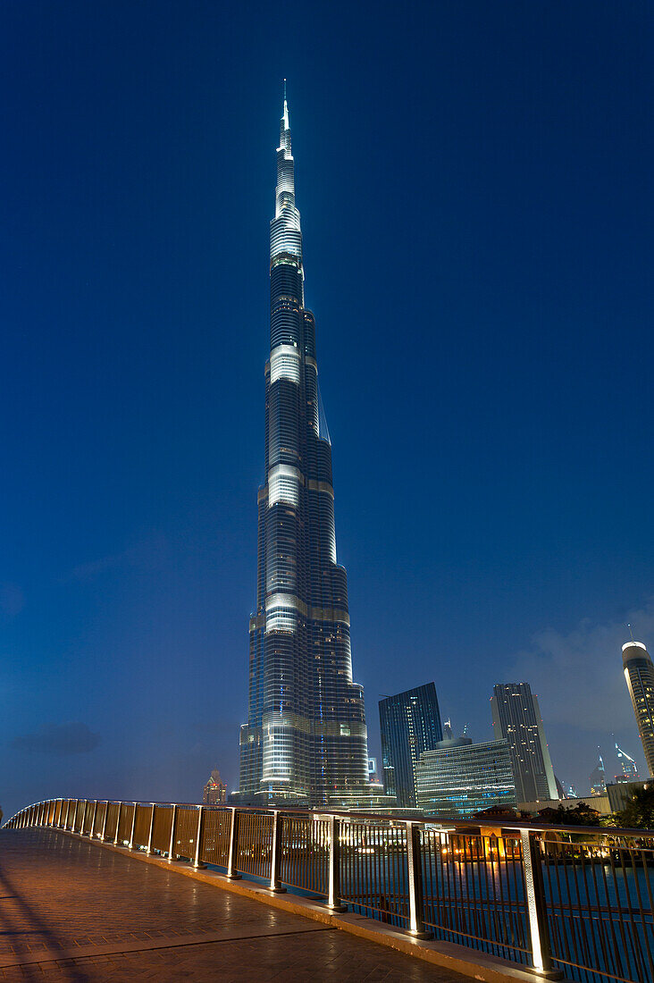 Dubai, Uaethe Burj Khalifa In der Abenddämmerung