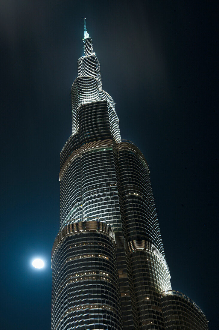 UAE, Mond hinter Burj Khalifa bei Nacht; Dubai