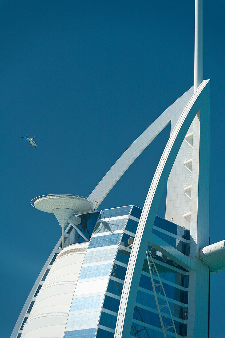 VAE, Hubschrauber hebt vom Burj Al Arab Hotel ab; Dubai