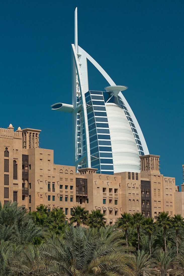 Dubai, Uaemadinat Jumeirah Hotel mit dem Burj Al Arab Hotel im Hintergrund
