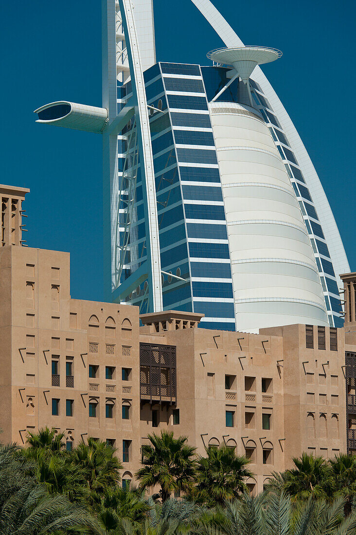 VAE, Madinat Jumeirah Hotel mit dem Burj Al Arab Hotel im Hintergrund; Dubai