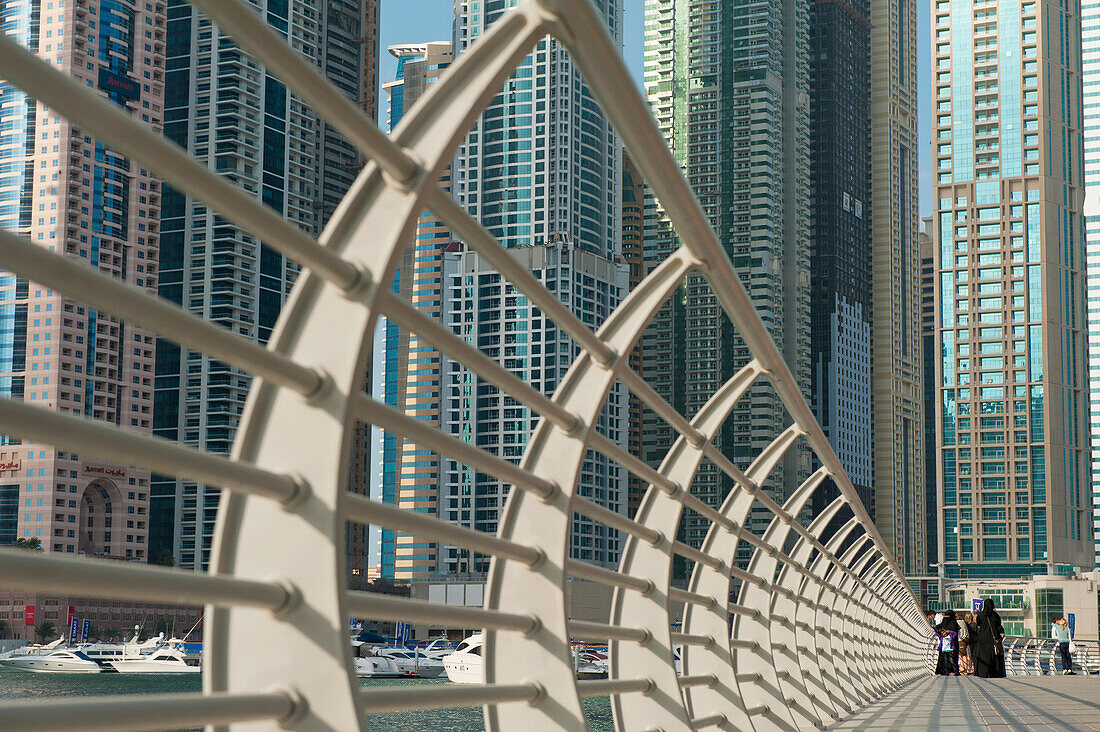 Dubai Marina, Dubai, Uaearab Women In Traditional Clothing Beside Railing