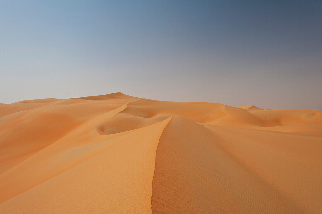 UAE, Abu Dhabi, Sand dunes; Liwa