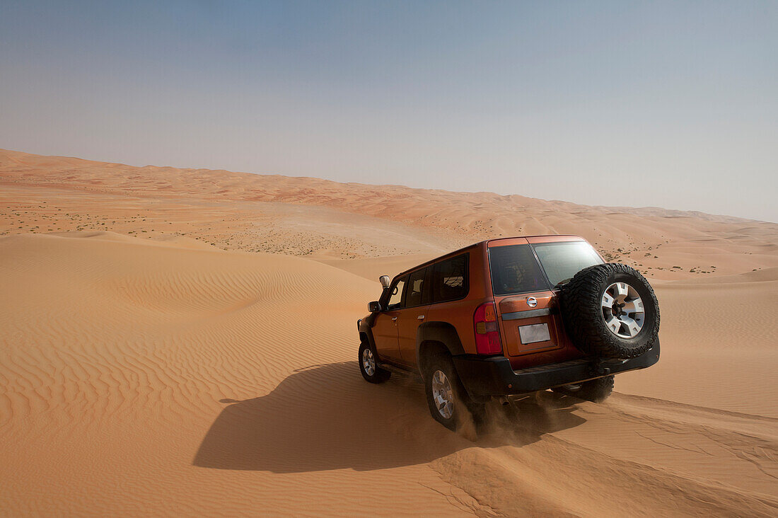 UAE, Abu Dhabi, Geländewagen beim Durchfahren von Sanddünen; Liwa
