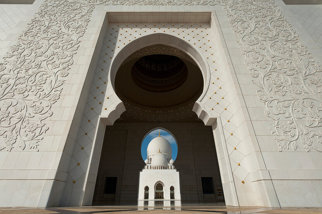 Blick durch den Haupteingang zum Innenhof der Sheikh Zayed Grand Mosqueabu Dhabi, Vereinigte Arabische Emirate