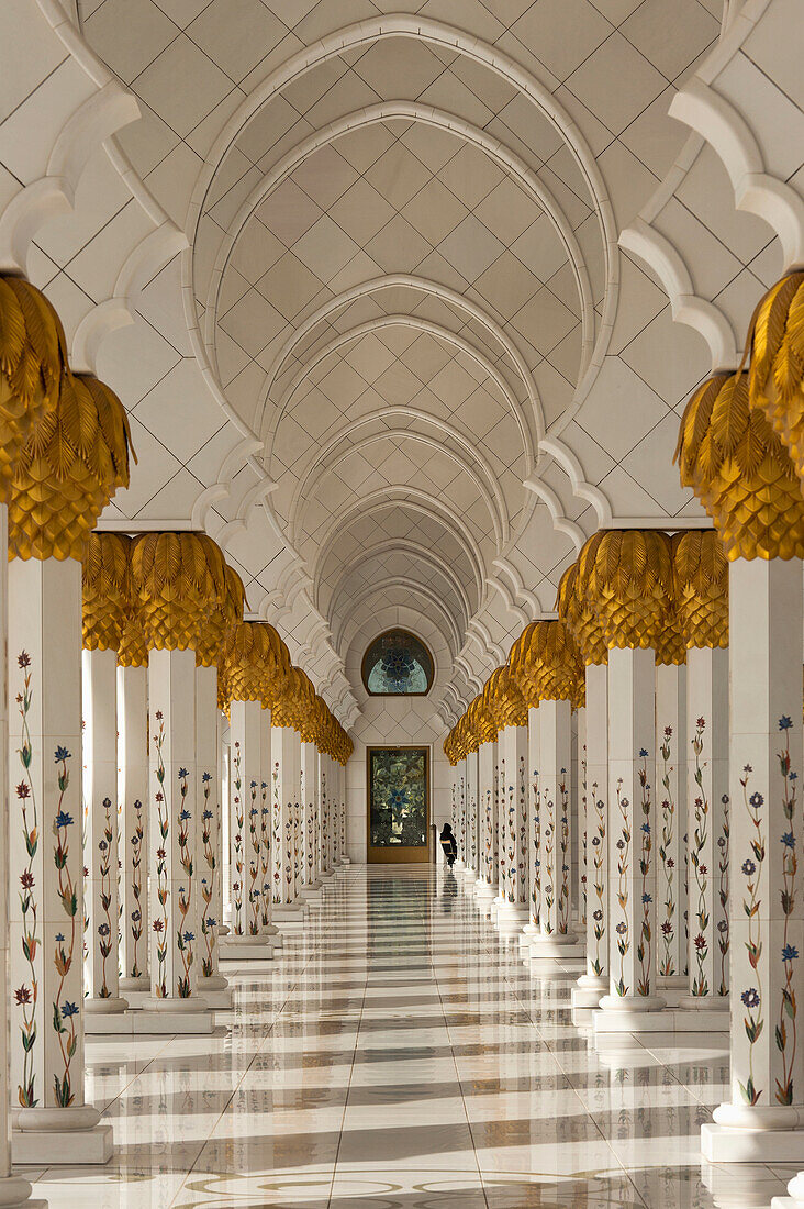 Blick entlang des Säulenkorridors, der den Innenhof der Großen Sheikh Zayed Moschee umgibt, Abu Dhabi, Vereinigte Arabische Emirate