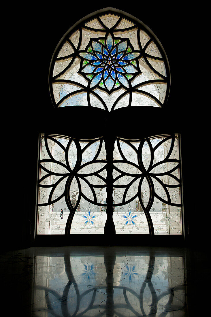 VAE, Blick durch die Haupttüren auf den Innenhof der Großen Sheikh Zayed Moschee; Abu Dhabi