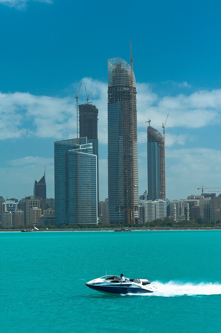 Schnellboot in der Bucht vor Abu Dhabi, Abu Dhabi, Vereinigte Arabische Emirate