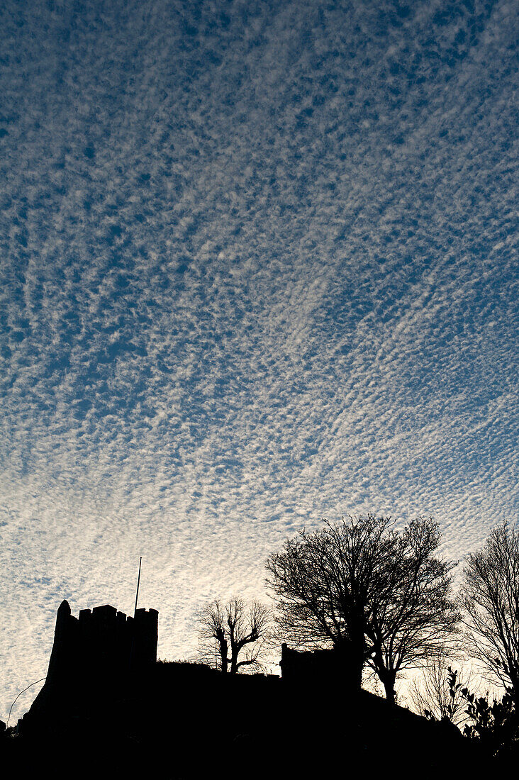 UK, East Sussex, Silhouette von Lewes Castle mit getigertem Himmel dahinter in der Abenddämmerung; Lewes