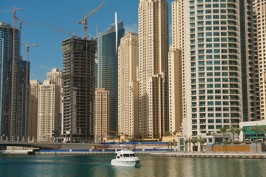 Dubai, U-Boot in Dubai Marina vor großen Wohnblocks mit Wohnungen