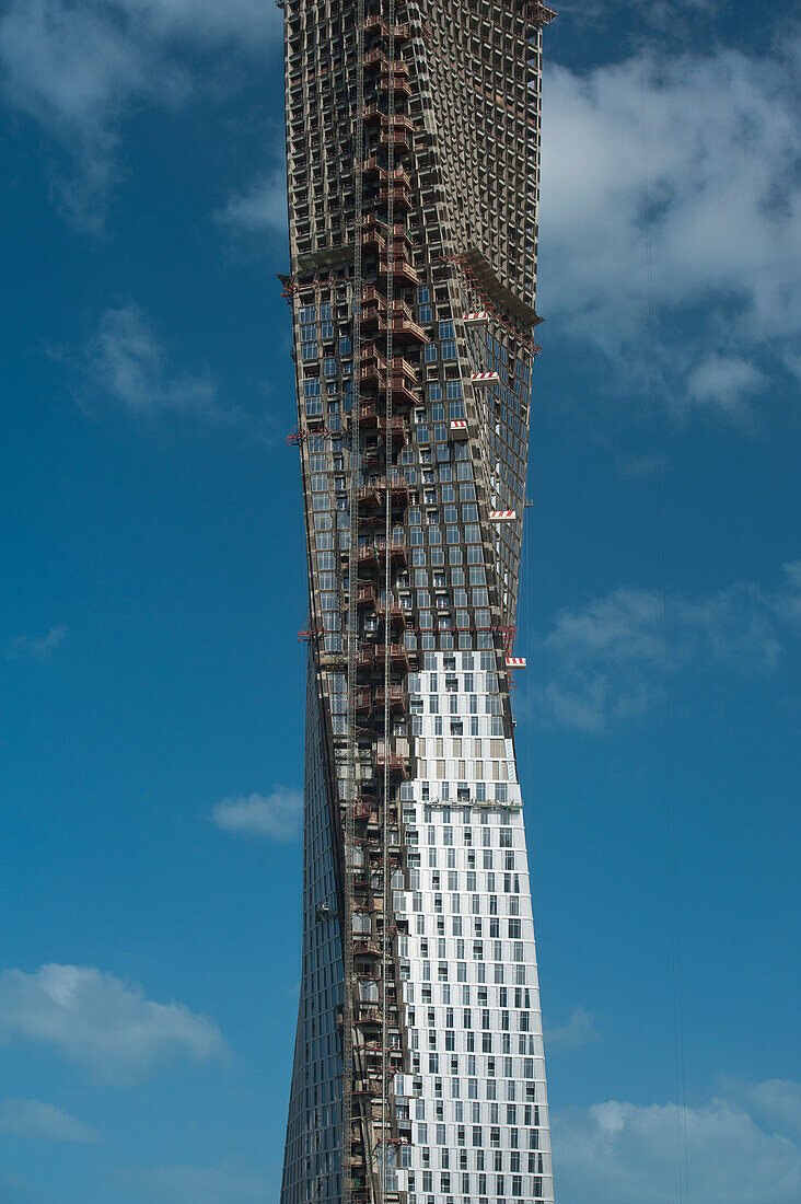 Dubai, Uaeinfinity Tower im Bau in Dubai Marina (Architekten Skidmore Owings And Merril)