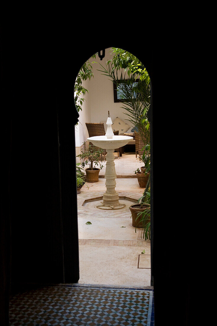 Blick durch die verzierte Tür zum Innenhof des Riad Dar Hanane; Marrakesch, Marokko
