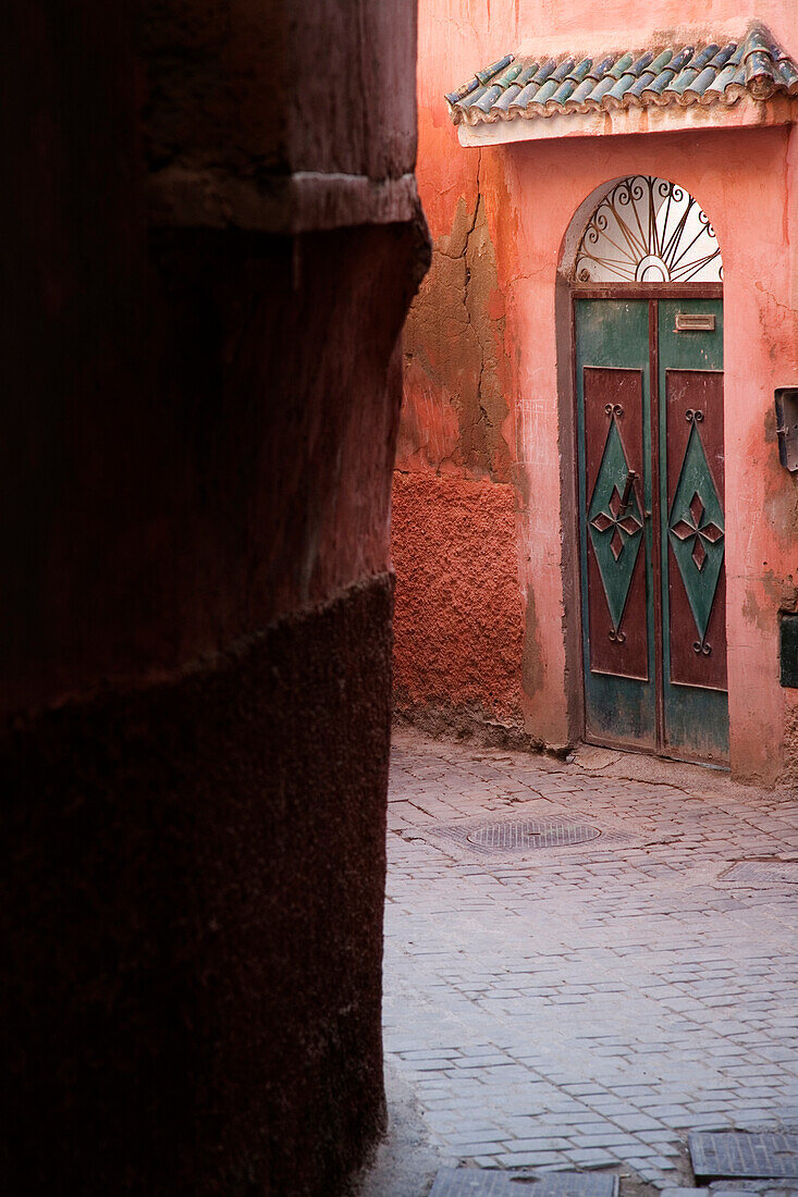 Verschnörkelte Türöffnung in der Medina; Marrakesch, Marokko