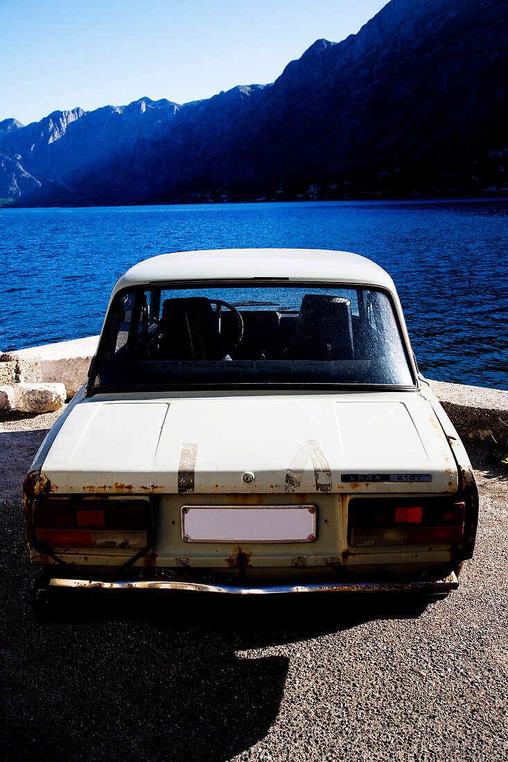 Lada Auto und Bucht von Kotor,Kotor Montenegro.Tif