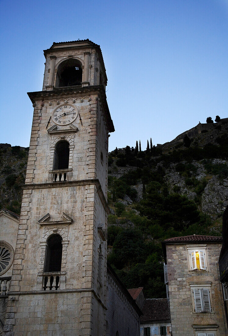 Turm der Kathedrale in der Abenddämmerung,Kotor Montenegro.Tif