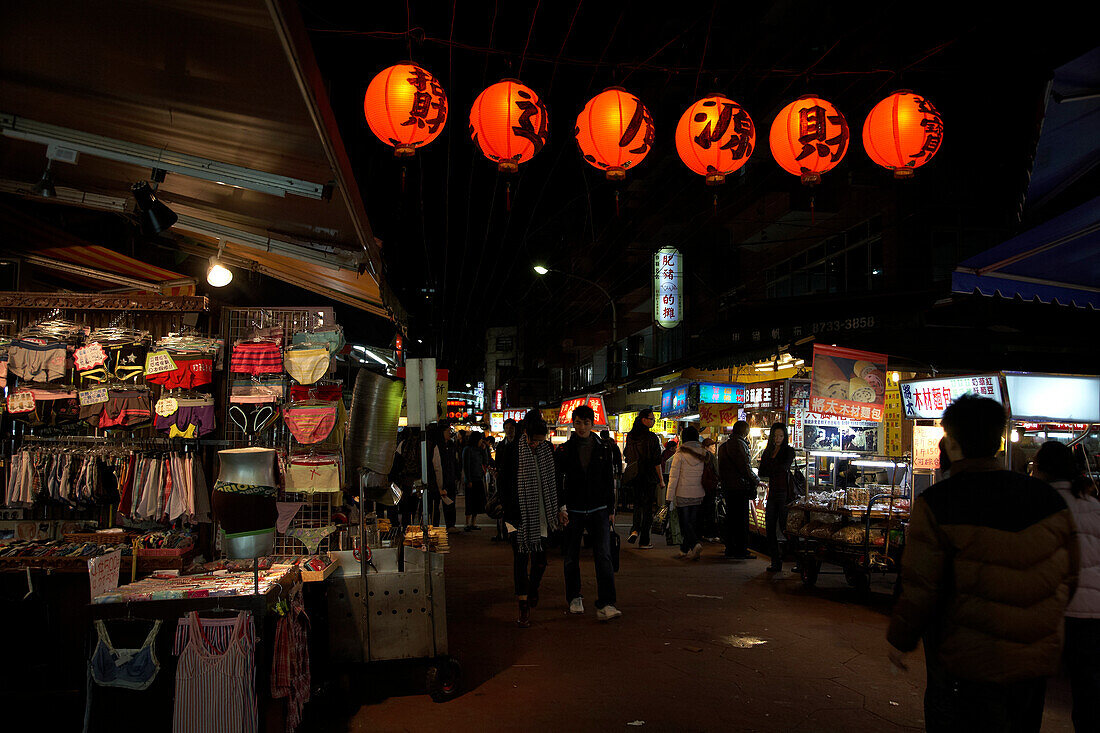Laternen und Stände auf dem Nachtmarkt Taiwan