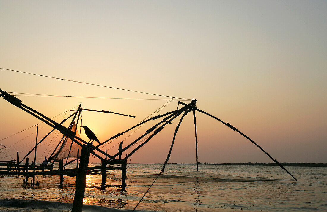 Chinesische Fischernetze; Fort Kochi, Kerala, Indien