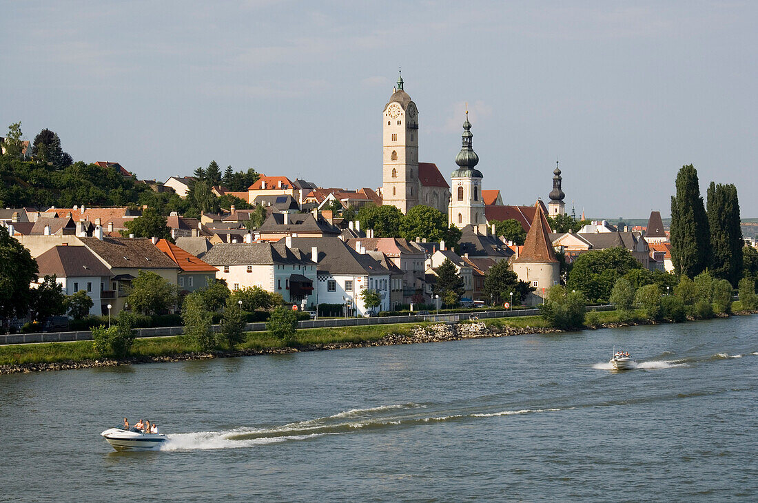 Europa, Österreich, Wachau, Krems An Der Donau, Kirchtürme, Türme und Schnellboote