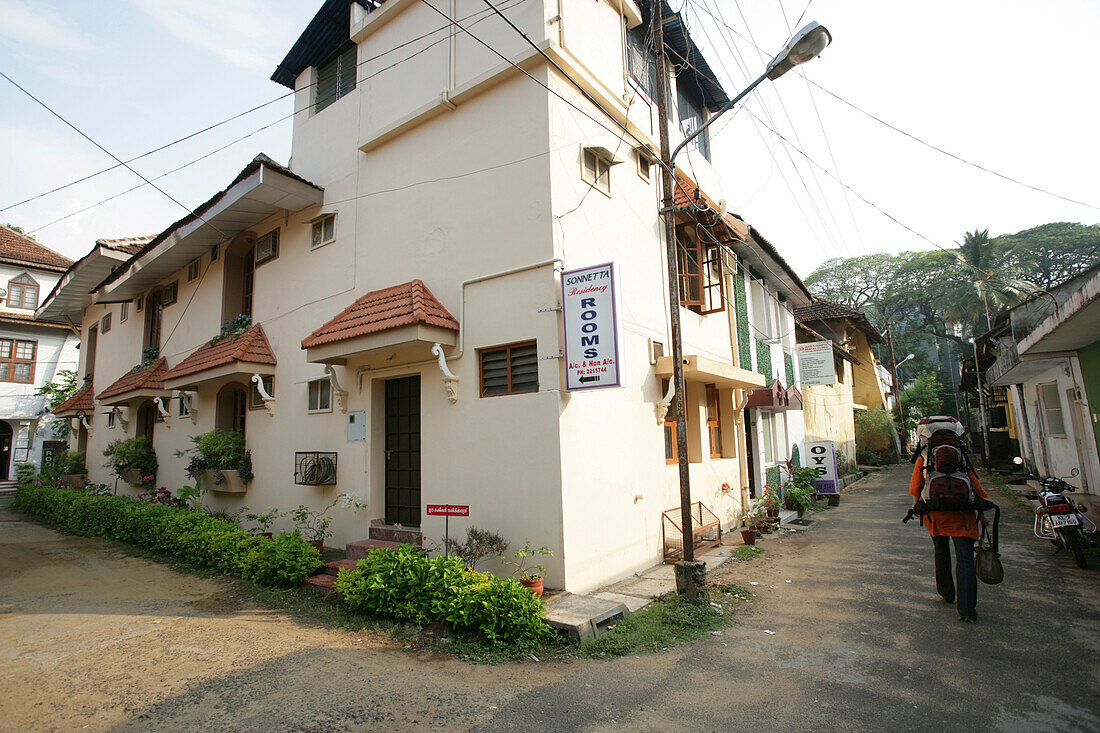 Rucksacktourist in Fort Cochin; Kochi, Kerala, Indien