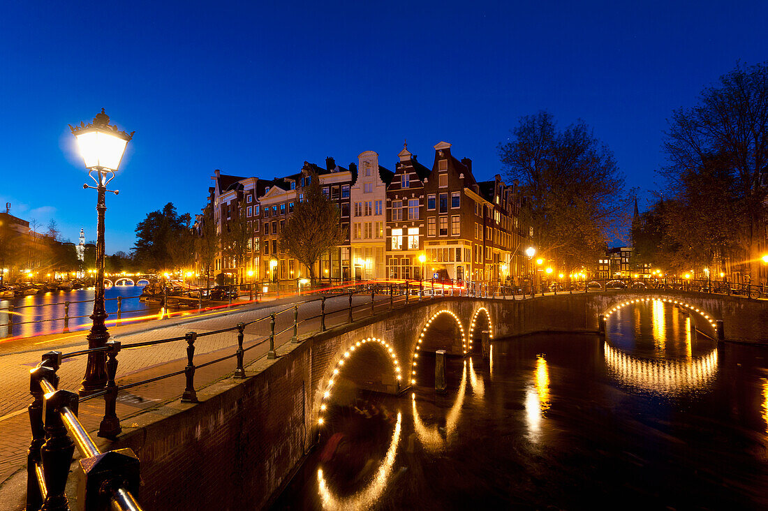 Brücken über Grachten in der Abenddämmerung, Amsterdam, Holland.
