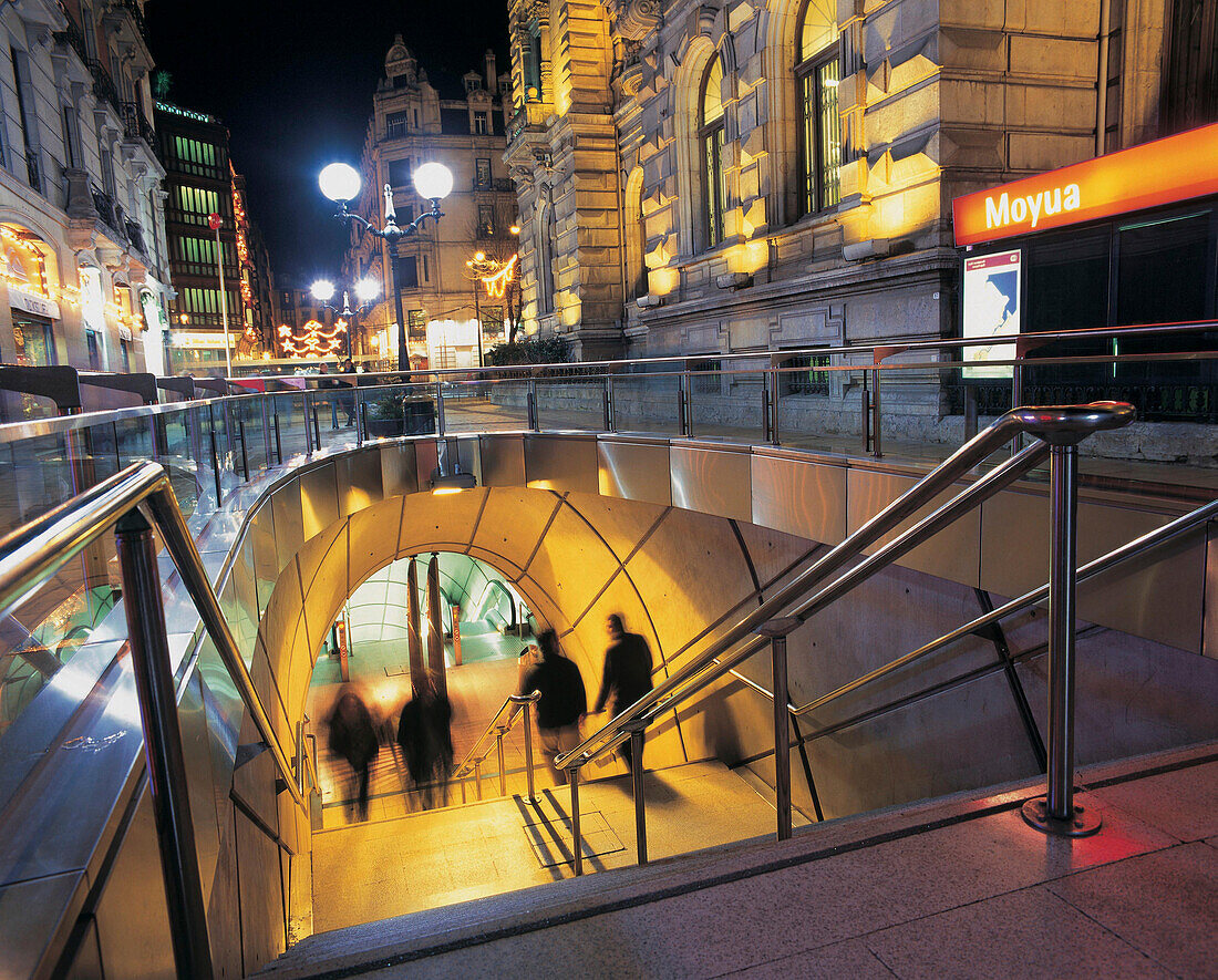 Fußgänger gehen die Treppe zur U-Bahn hinunter; Bilbao, Spanien